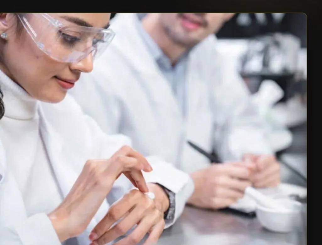 นักวิทยาศาสตร์เครื่องสำอางทดสอบสูตรในห้องปฏิบัติการ R&D
